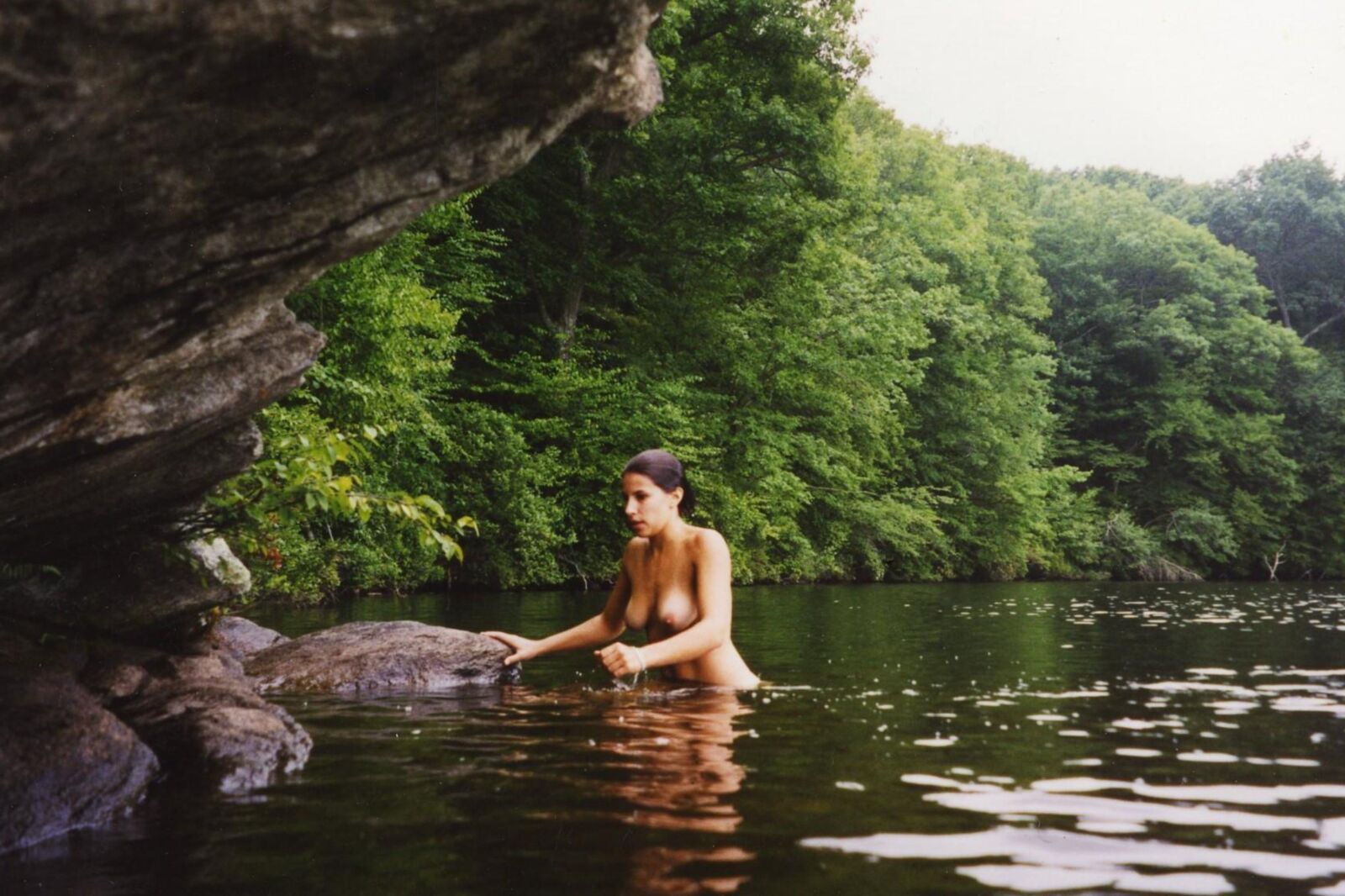 novia desnuda en el lago