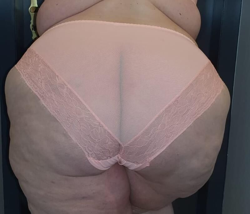 Deutsche KG Mega SSBBW zeigt einen enormen Körper