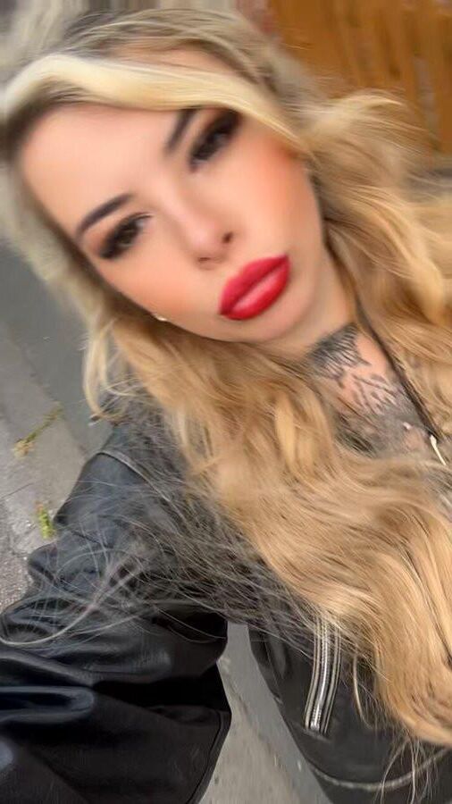 Reine Crystal Findom