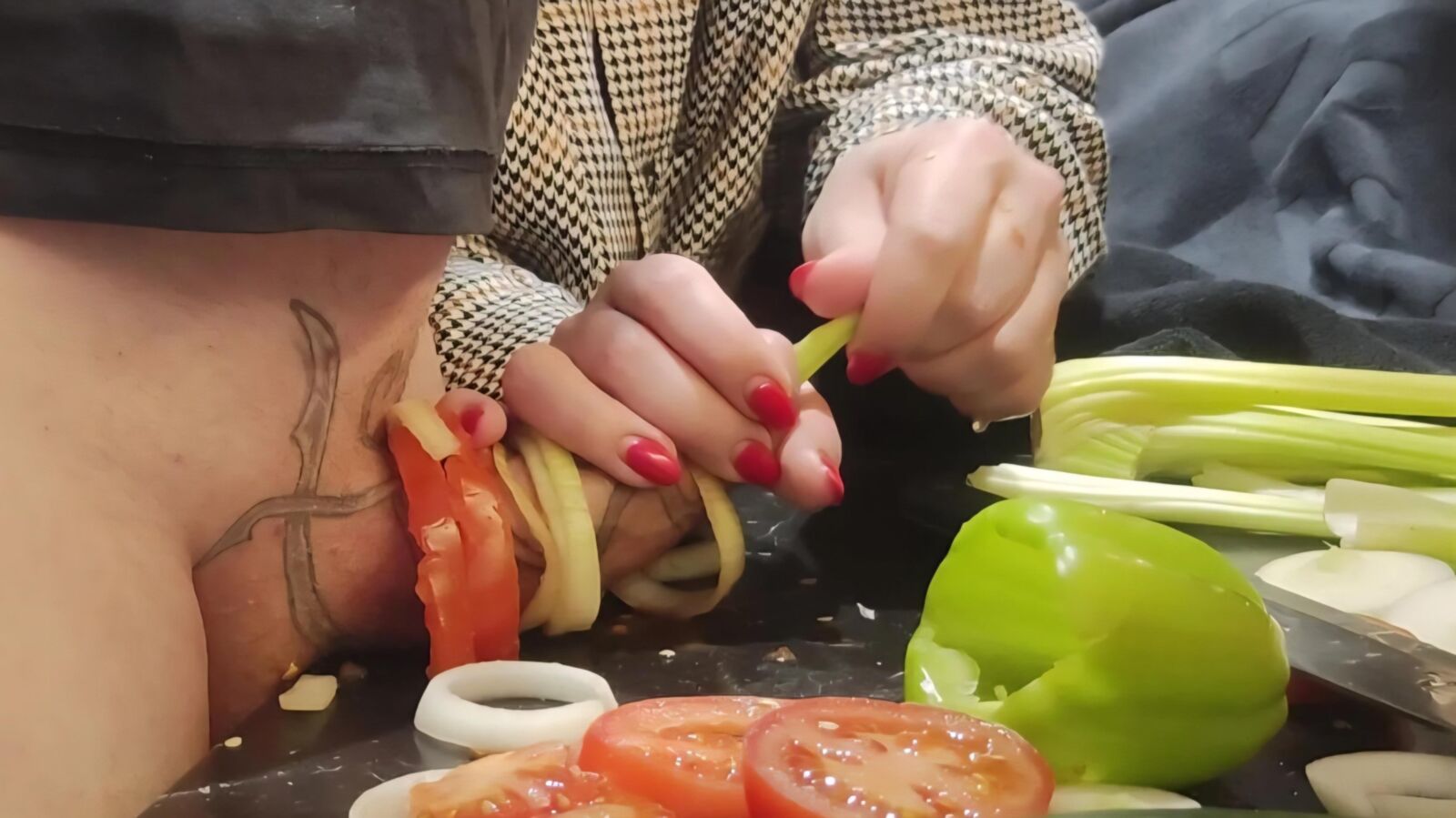 Tormento uretral na cozinha