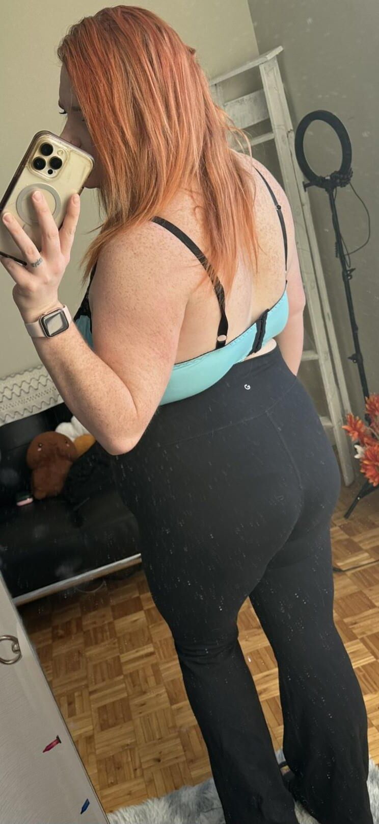 Puta gigante de jengibre con grandes tetas caídas