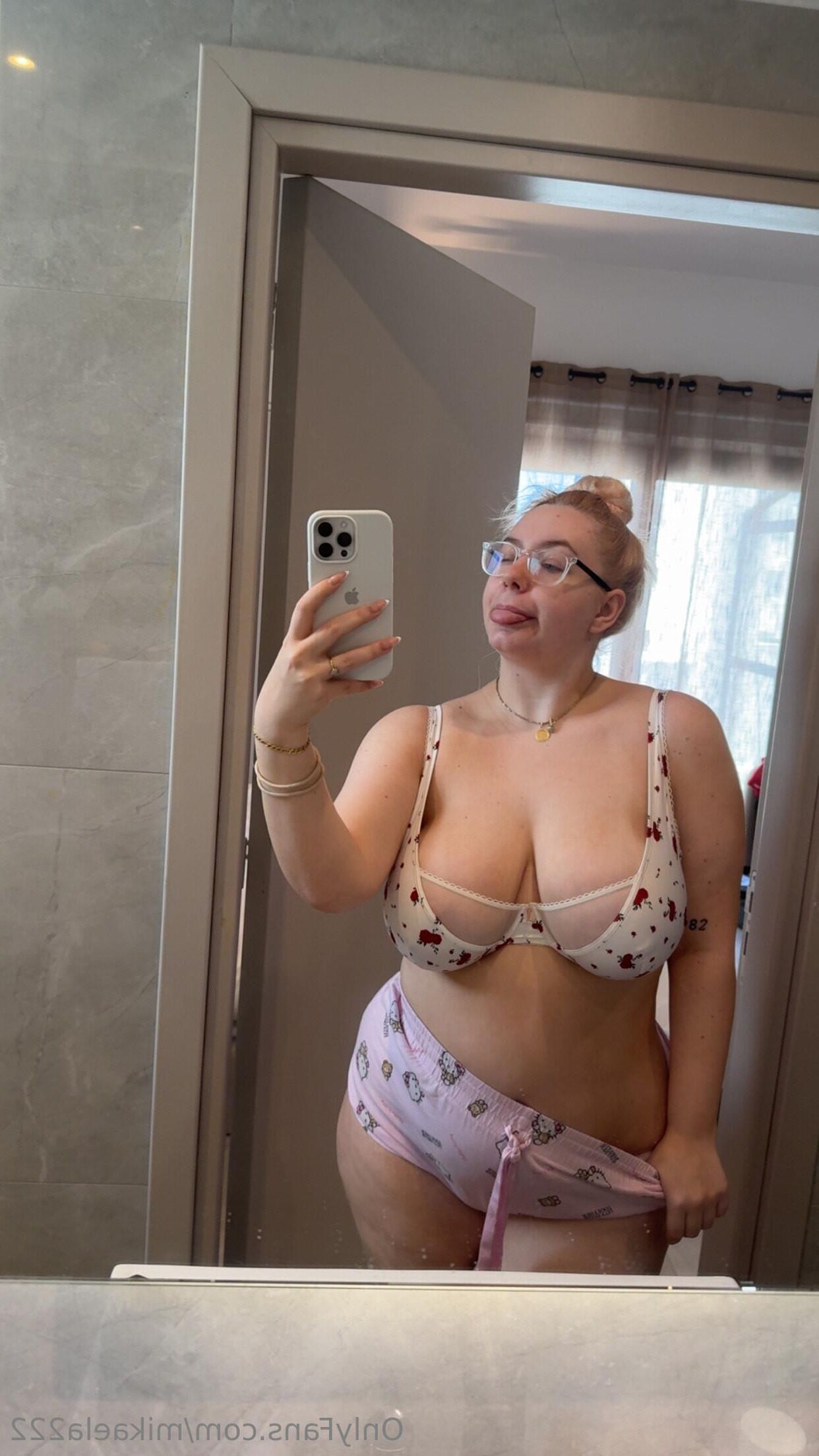 Mikaela Big Ass riesige Brüste Blonde Schönheit BBW Girl gemischte Aufnahmen