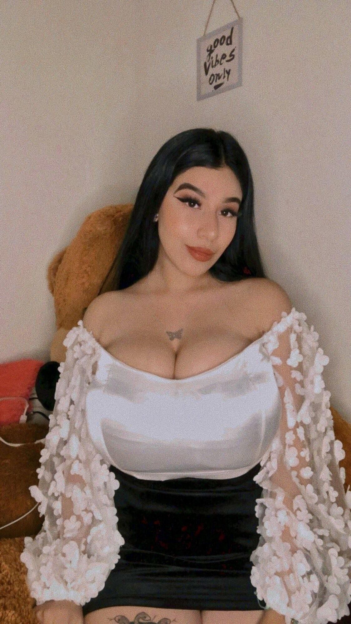 Mes gros seins latina pour les grosses grosses bites!