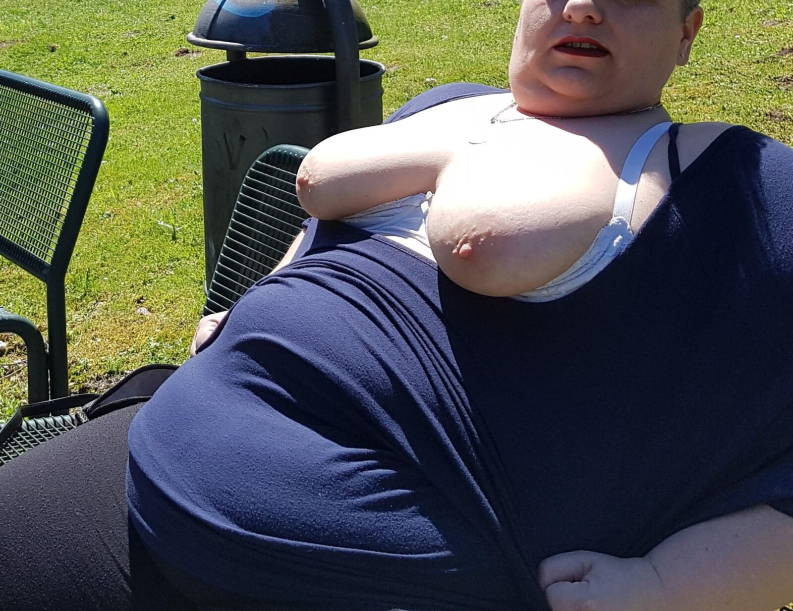 Fette, alte deutsche SSBBW -Blitze im öffentlichen Park