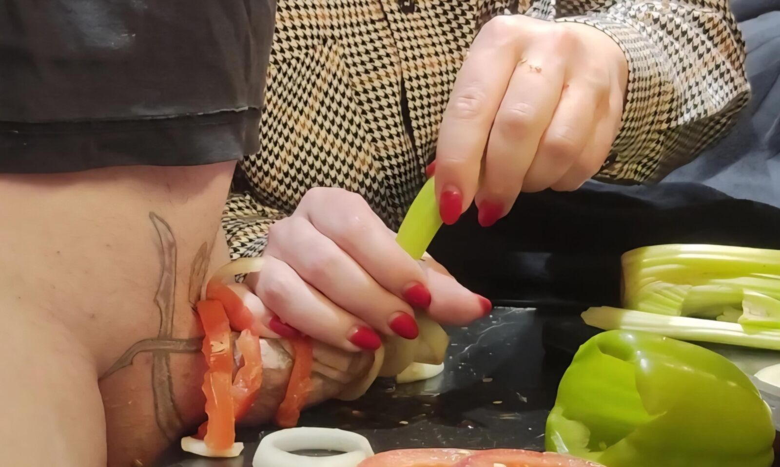 Tormento uretral na cozinha