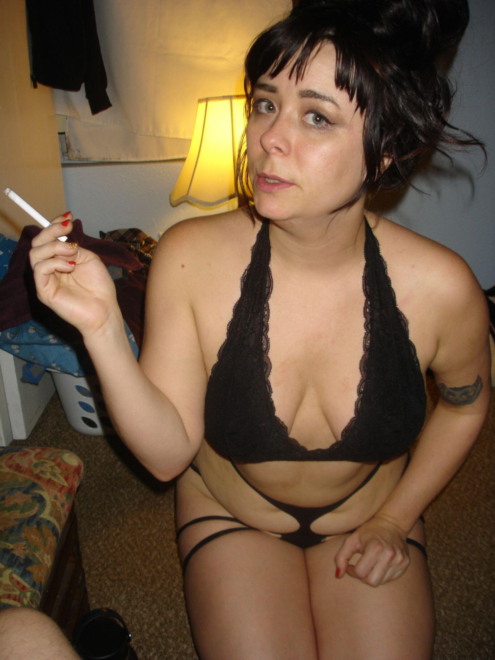 Schwarzhaarige trashige Milf