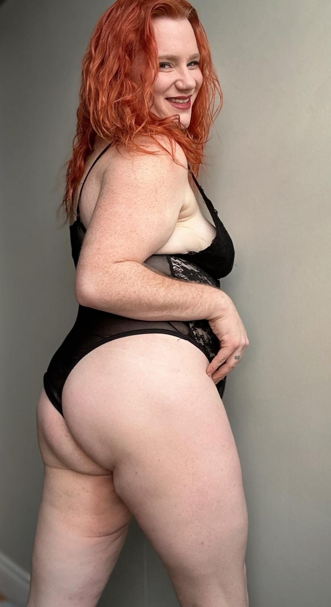 Puta gigante de jengibre con grandes tetas caídas