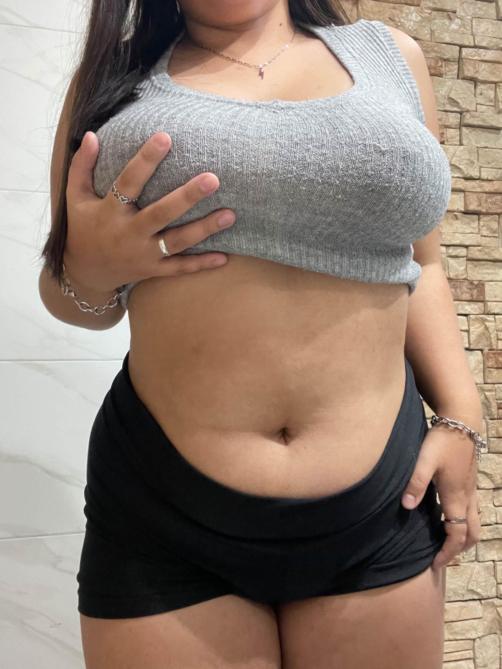 Adolescente morena gordita
