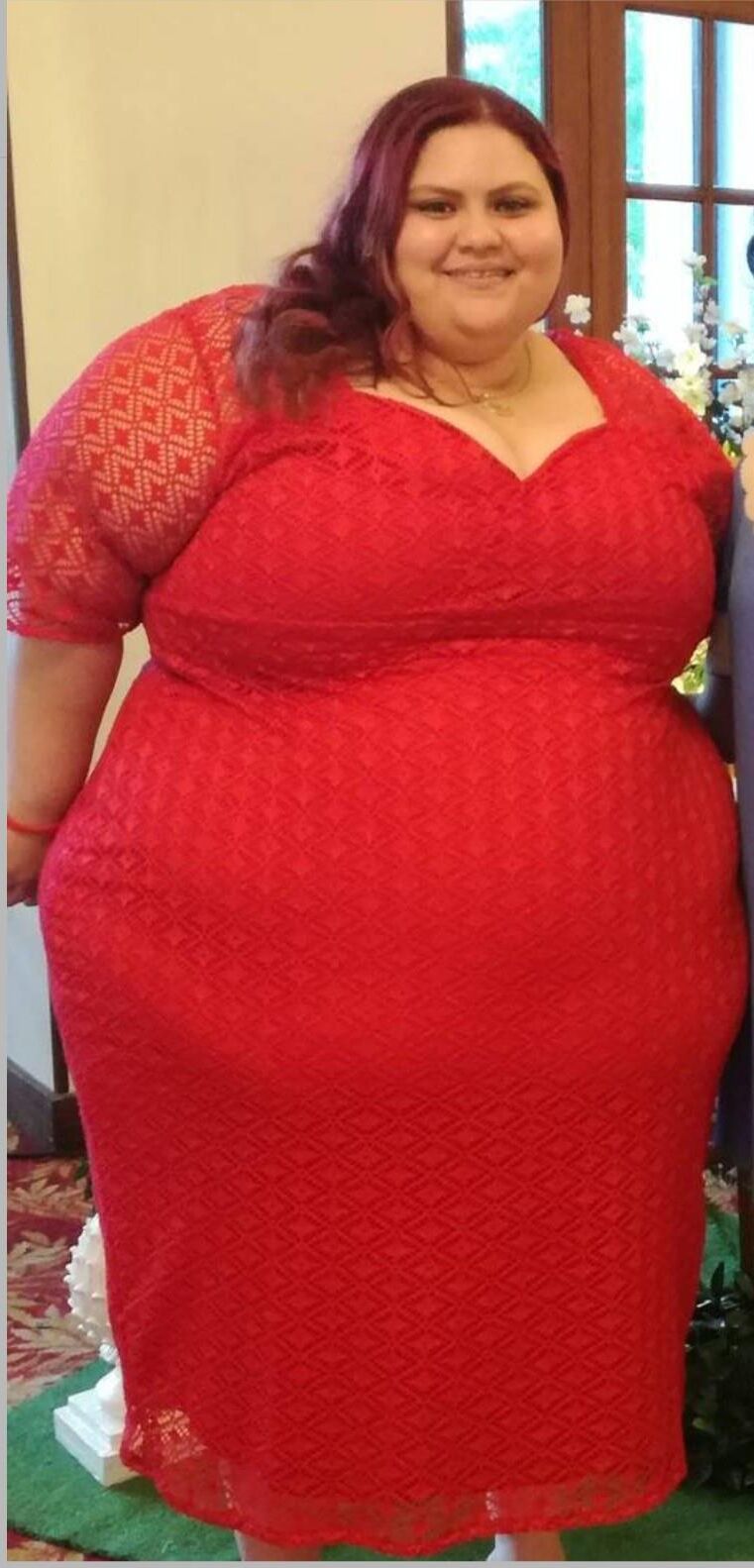 ドレスとスカートを着た大きな女性