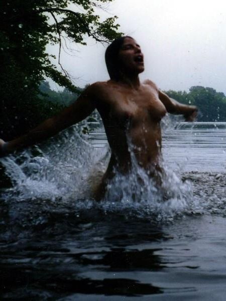 novia desnuda en el lago