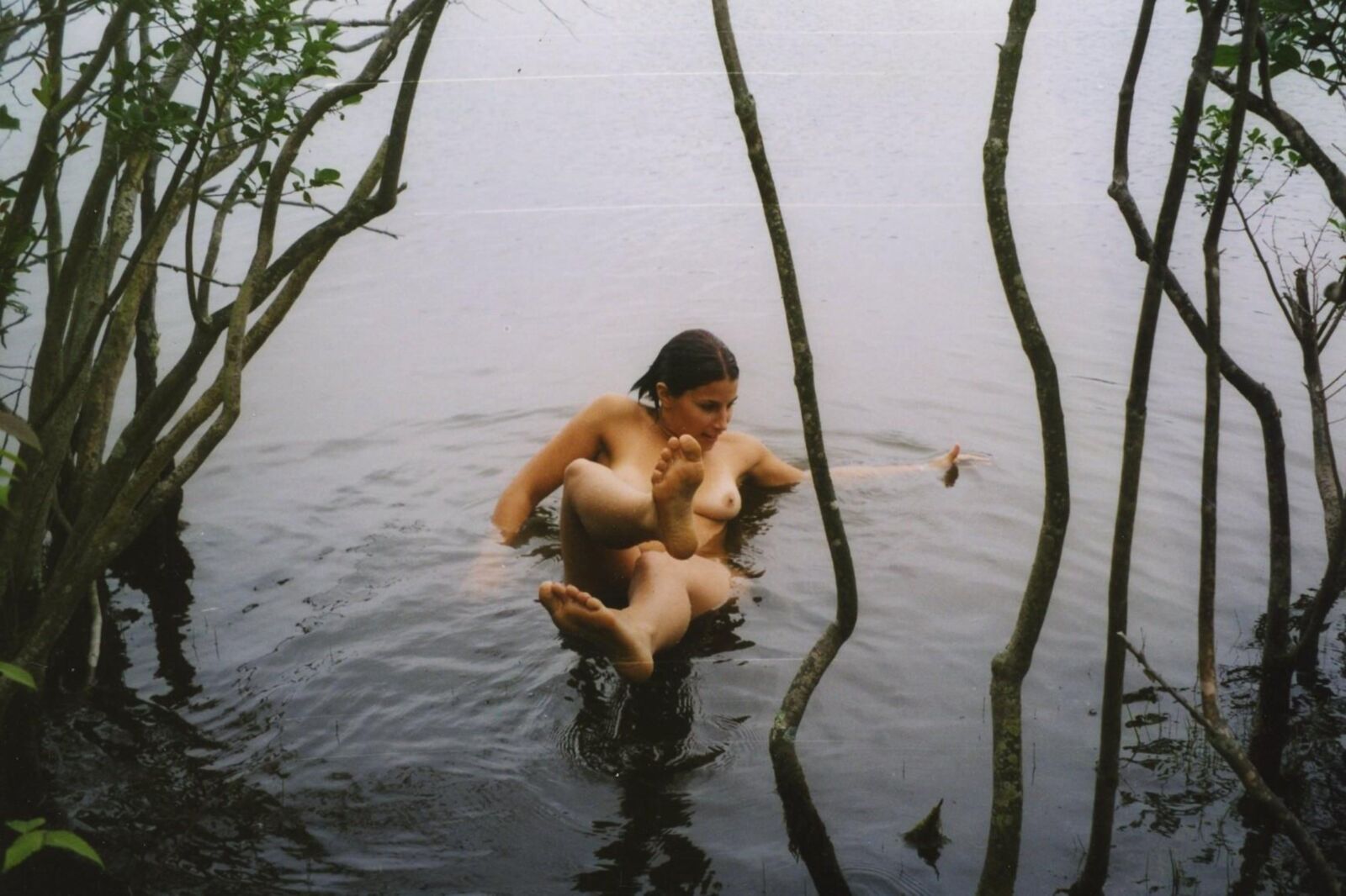 novia desnuda en el lago