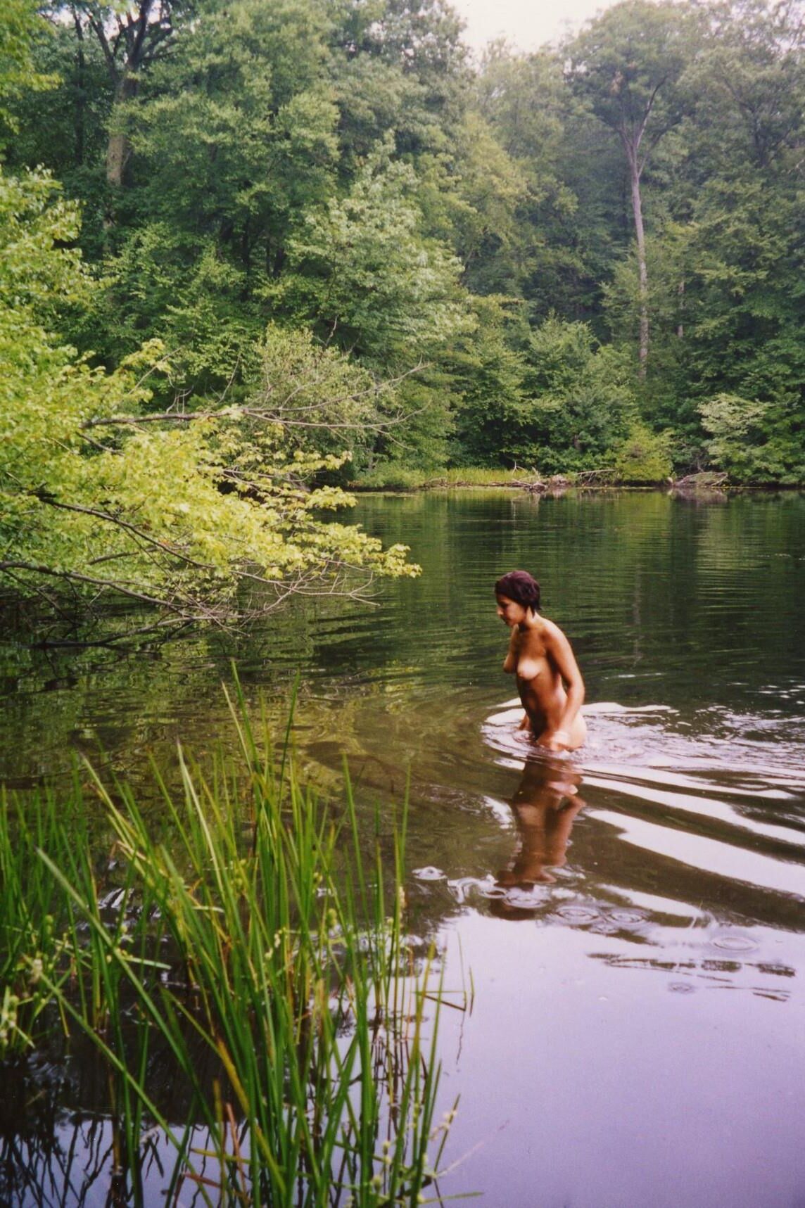 novia desnuda en el lago