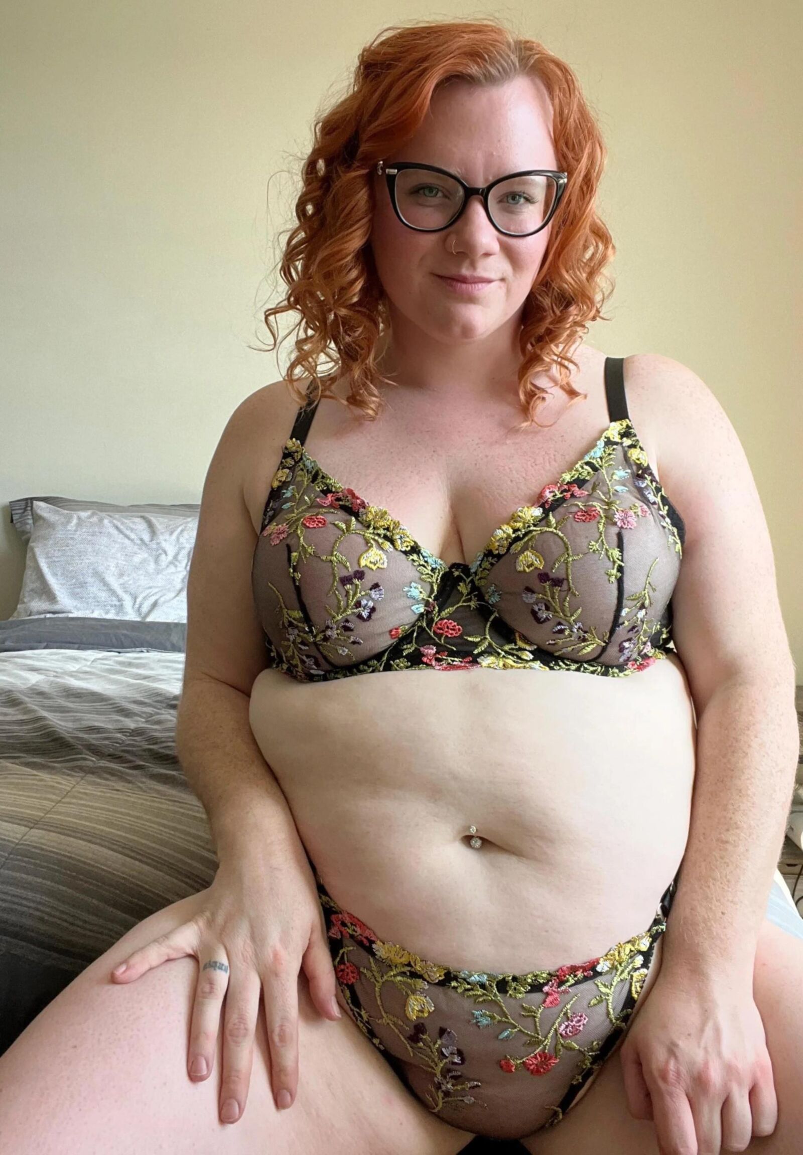 Puta gigante de jengibre con grandes tetas caídas