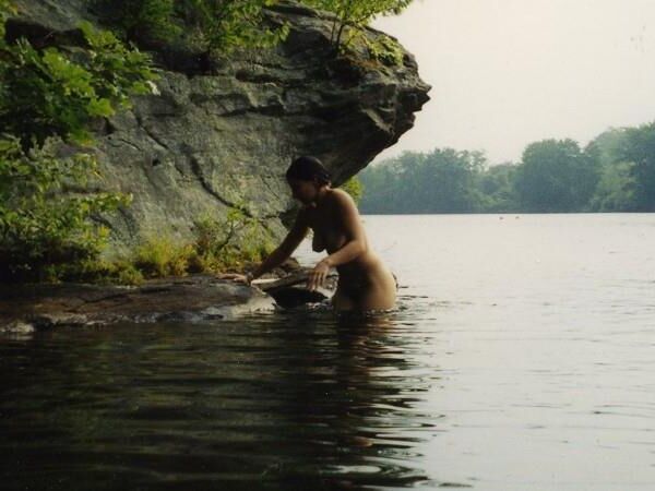 novia desnuda en el lago