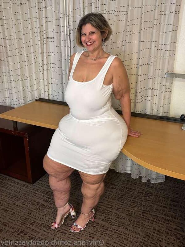 ドレスとスカートを着た大きな女性