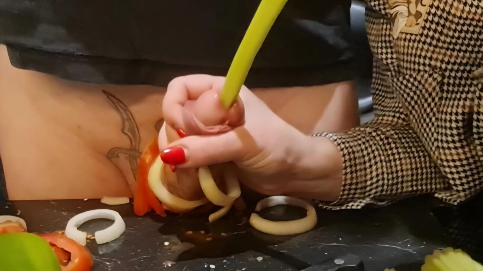 Tormento uretral na cozinha