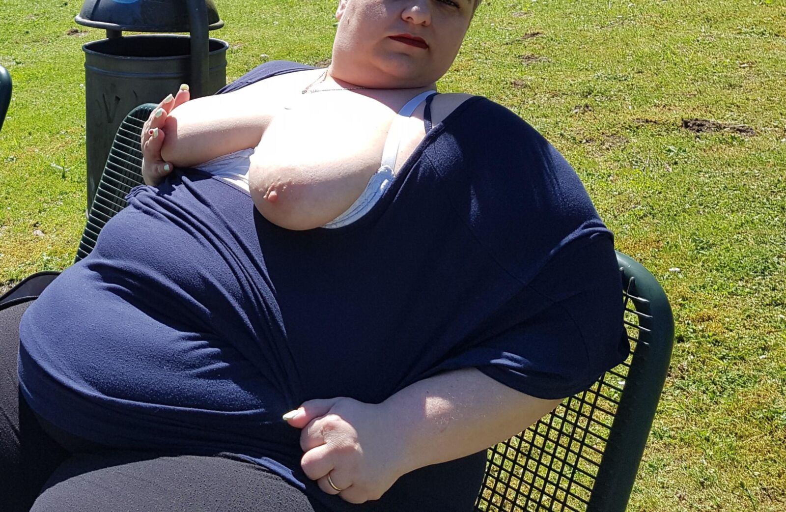 Fette, alte deutsche SSBBW -Blitze im öffentlichen Park
