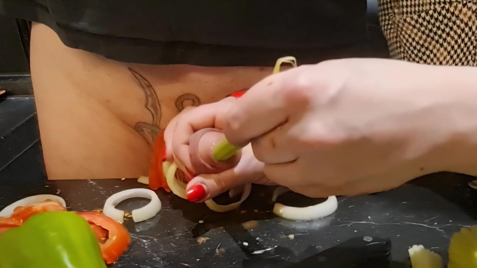 Tormento uretral na cozinha