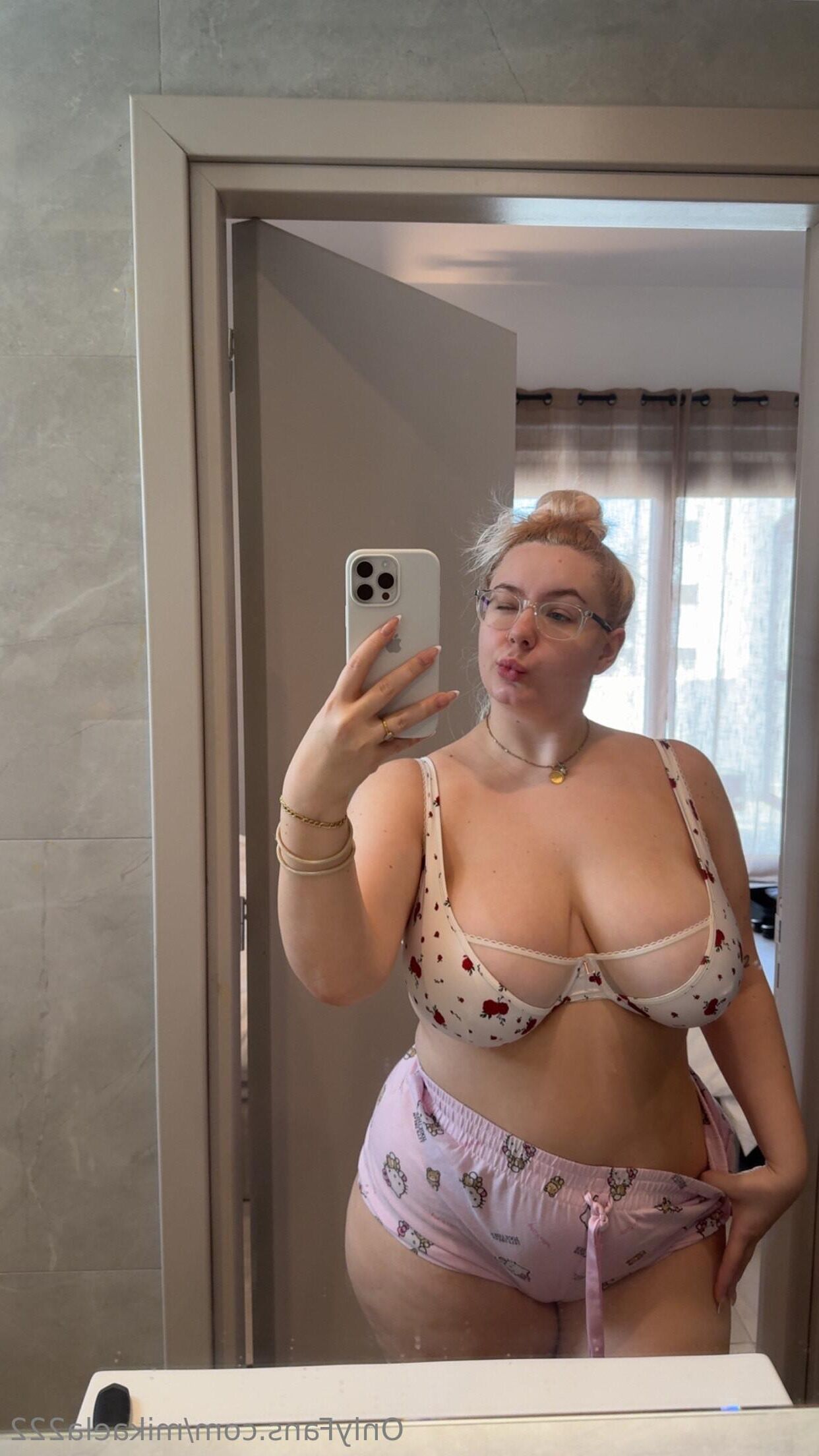 Mikaela Big Ass riesige Brüste Blonde Schönheit BBW Girl gemischte Aufnahmen