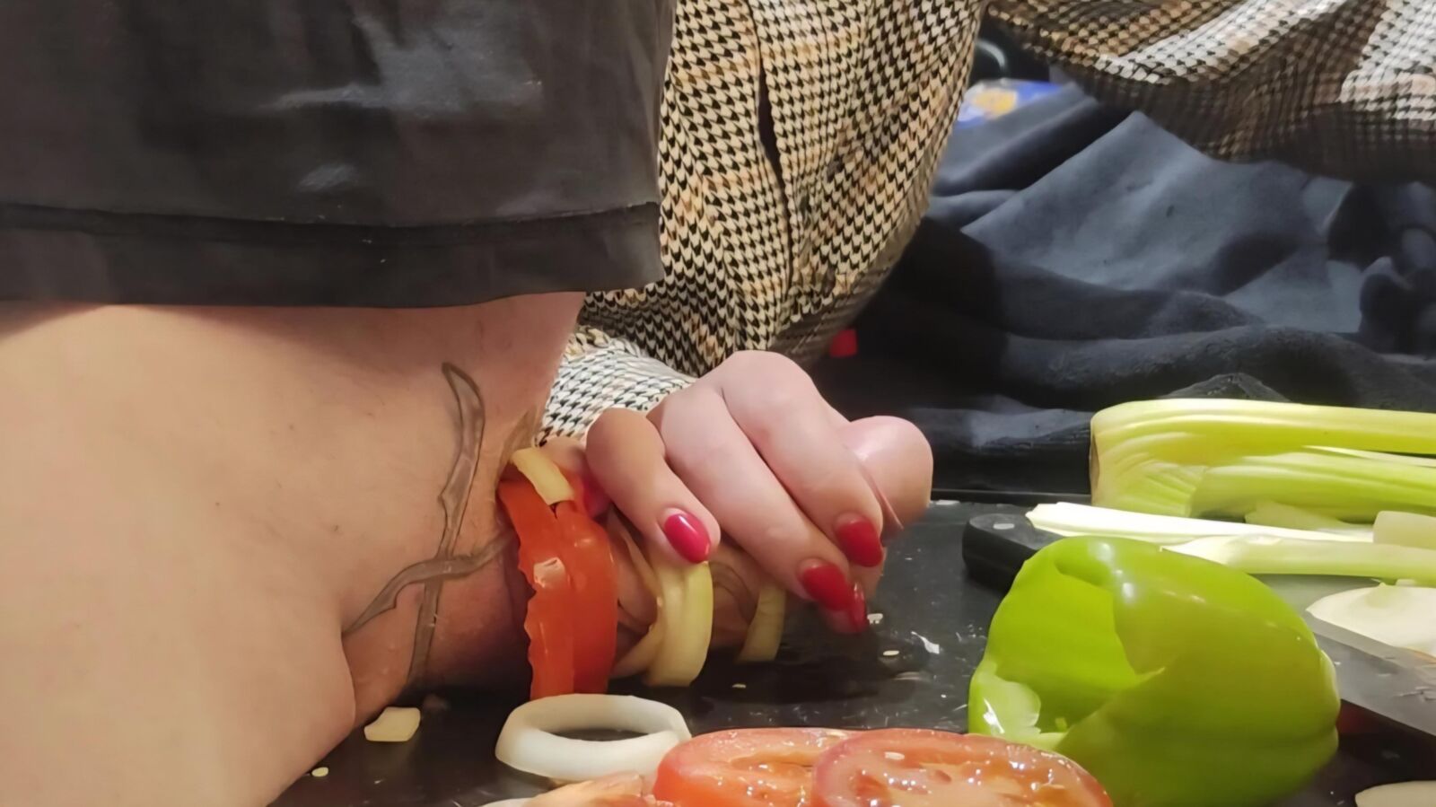 Tormento uretral na cozinha