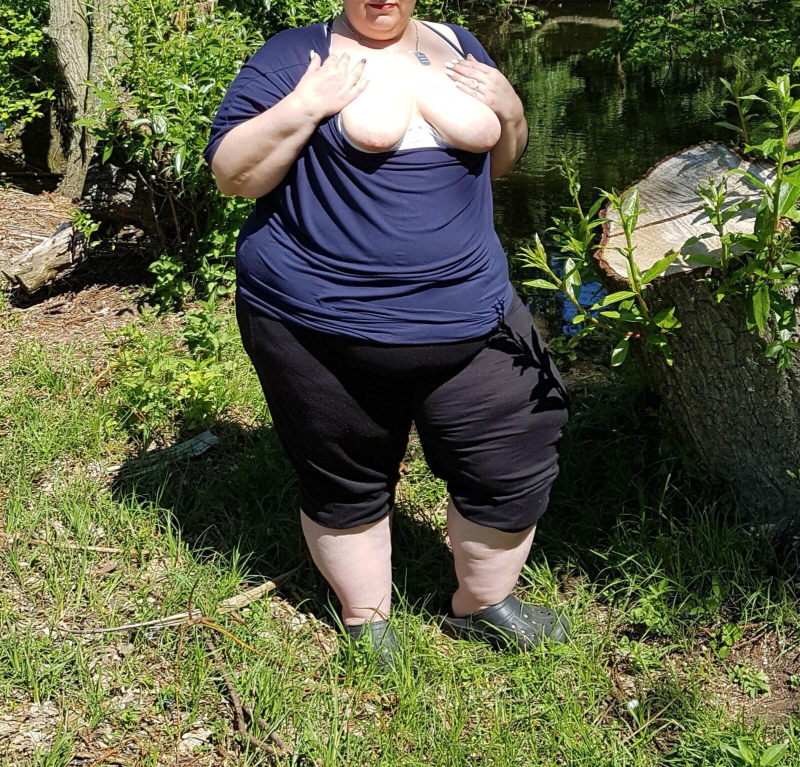 Fette, alte deutsche SSBBW -Blitze im öffentlichen Park