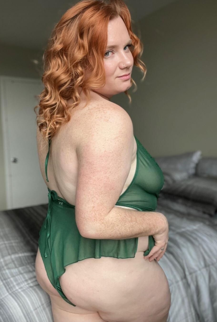 Puta gigante de jengibre con grandes tetas caídas