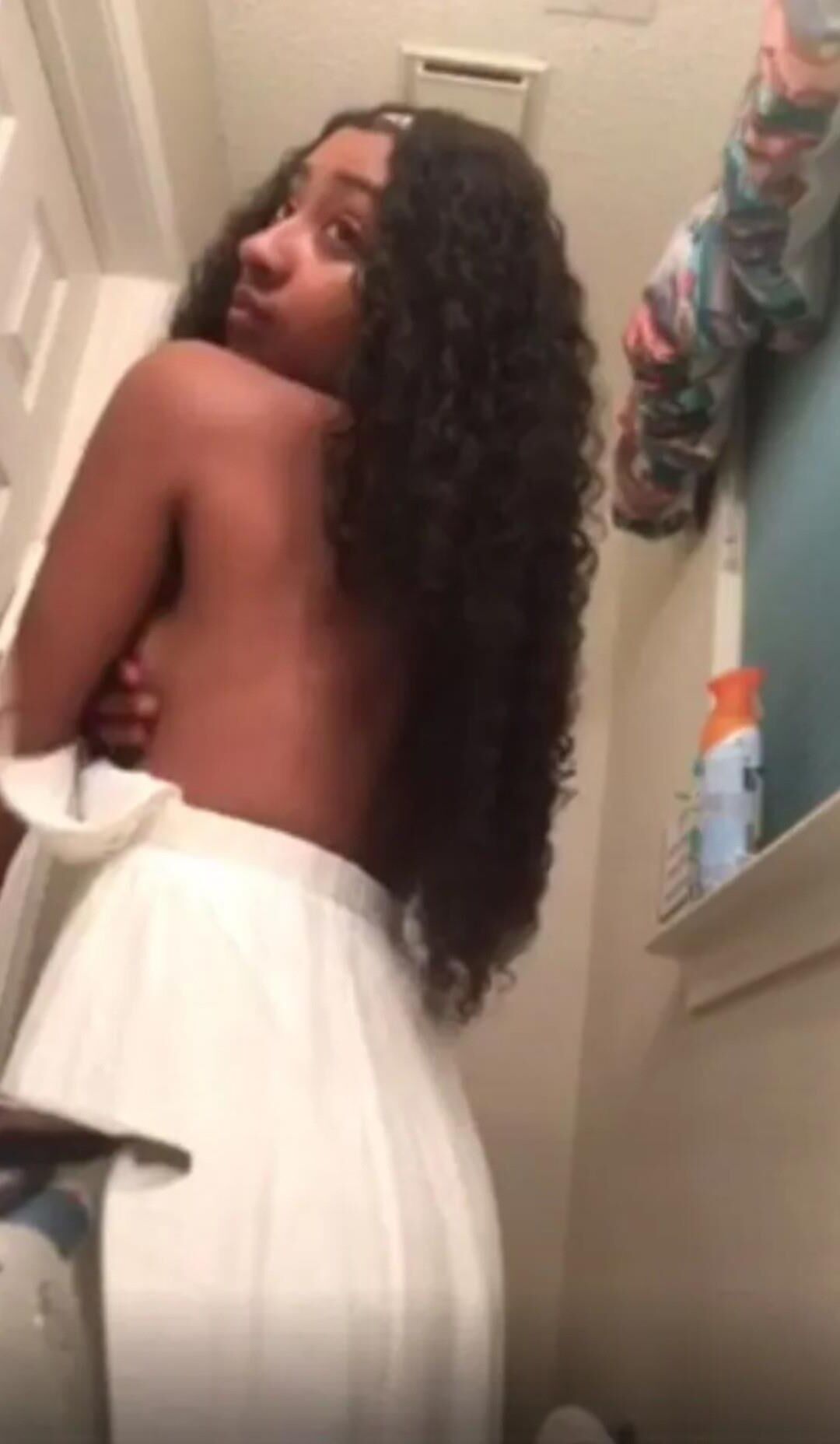 Pequeña puta de ébano en el baño