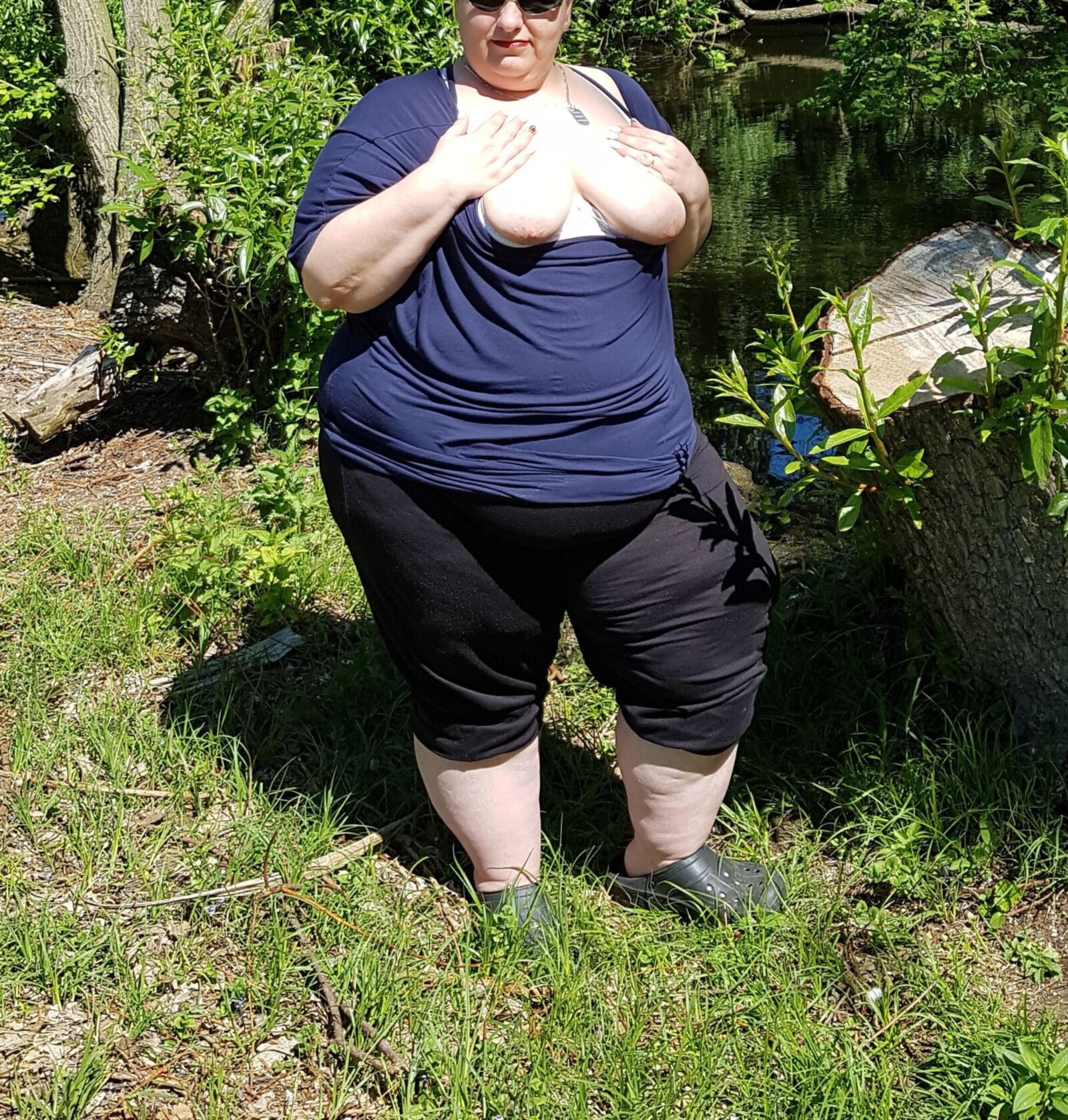 Fette, alte deutsche SSBBW -Blitze im öffentlichen Park