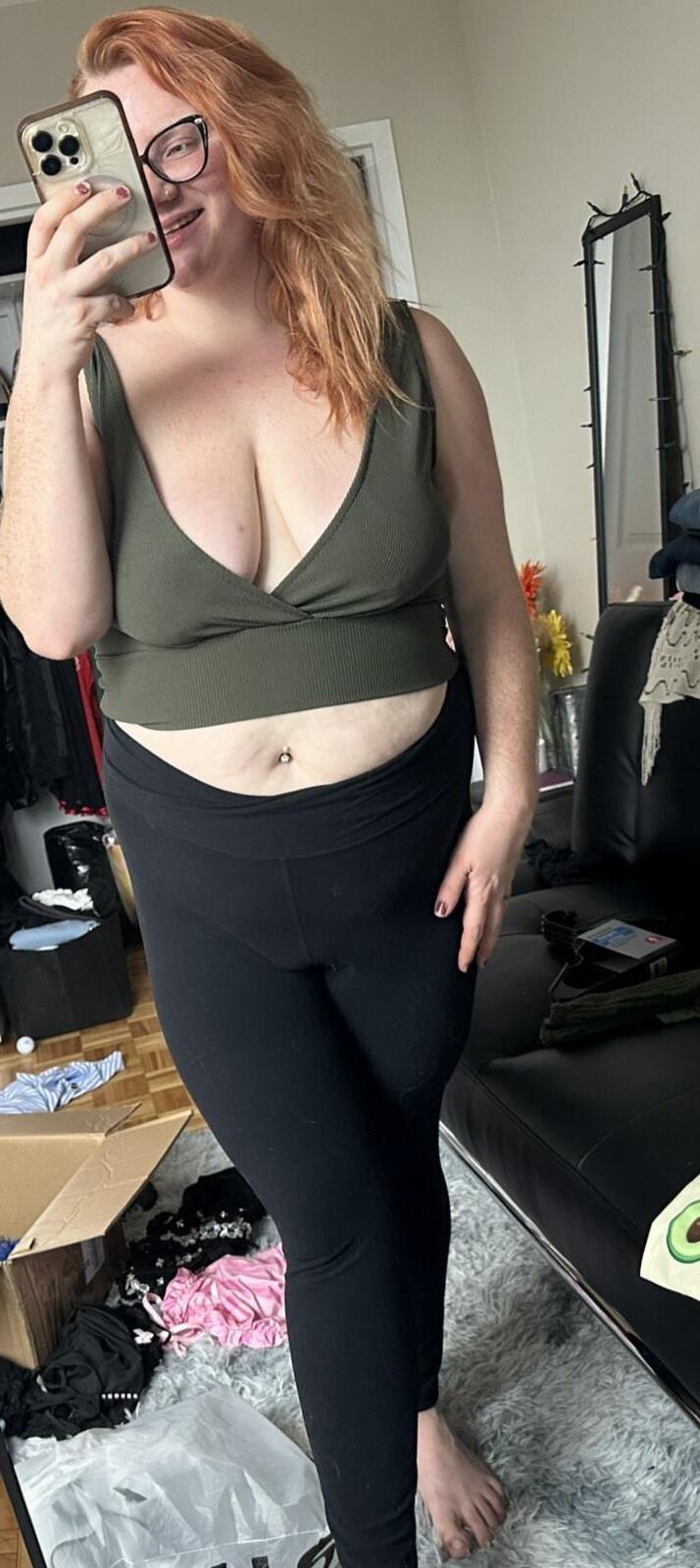 Puta gigante de jengibre con grandes tetas caídas