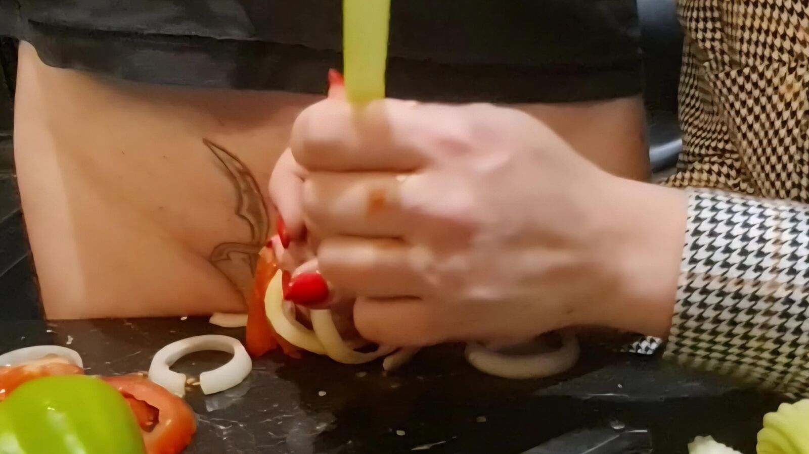 Tormento uretral na cozinha