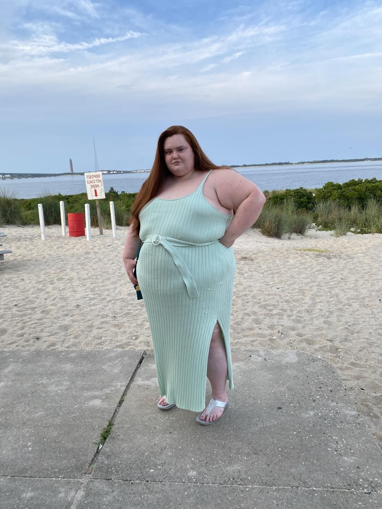ドレスとスカートを着た大きな女性