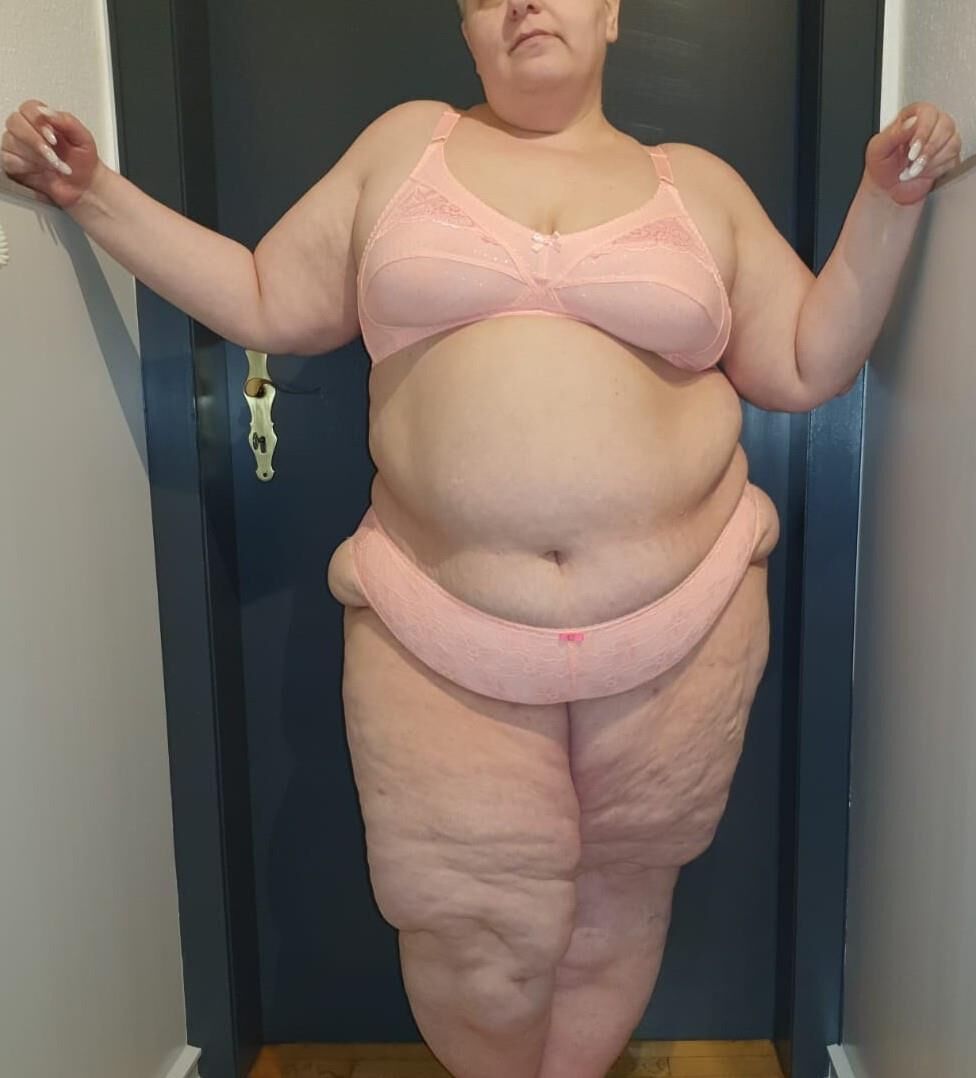 Deutsche KG Mega SSBBW zeigt einen enormen Körper