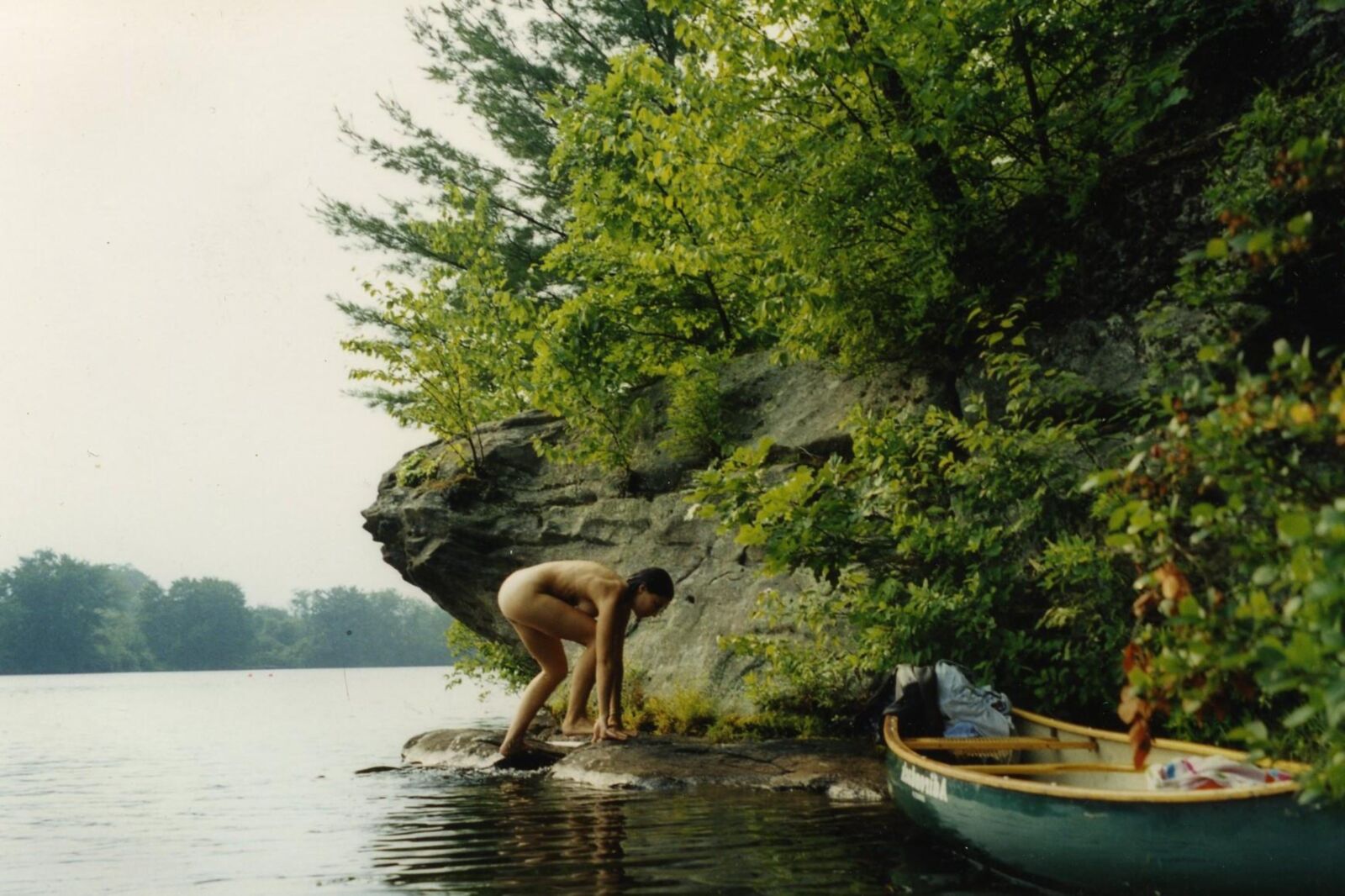 novia desnuda en el lago