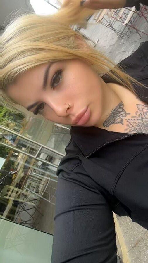 Reine Crystal Findom