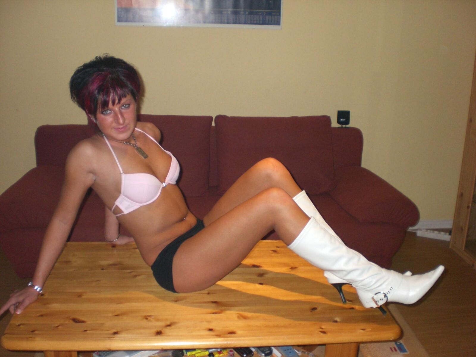 Esposa amateur en lencería y desnuda