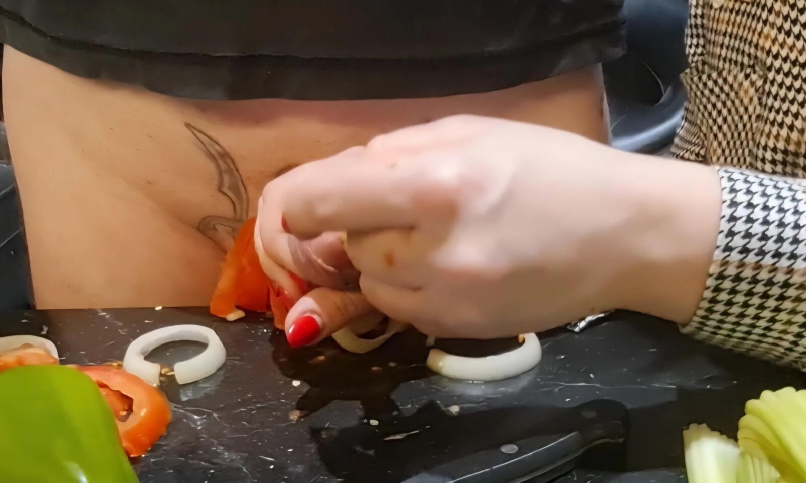 Tormento uretral na cozinha