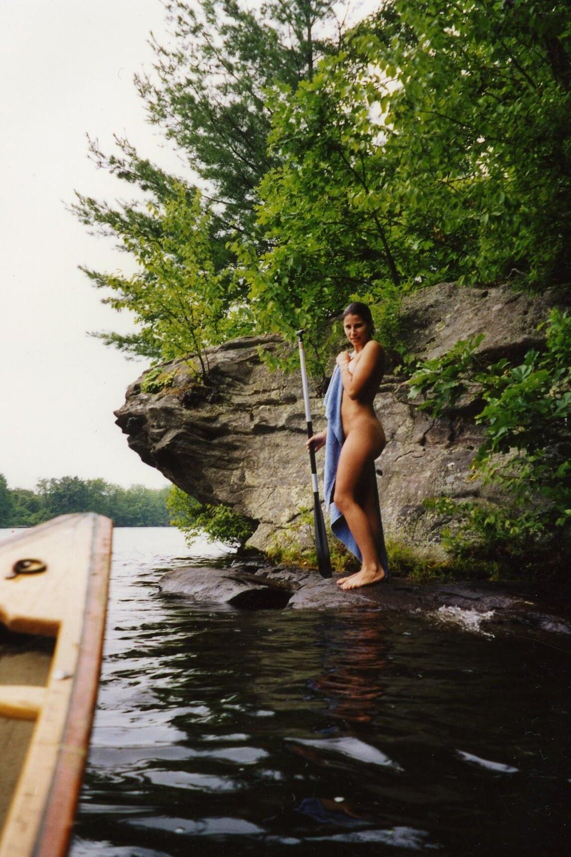 novia desnuda en el lago