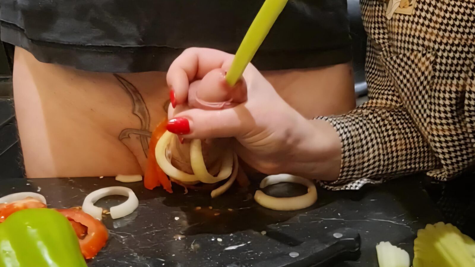 Tormento uretral na cozinha