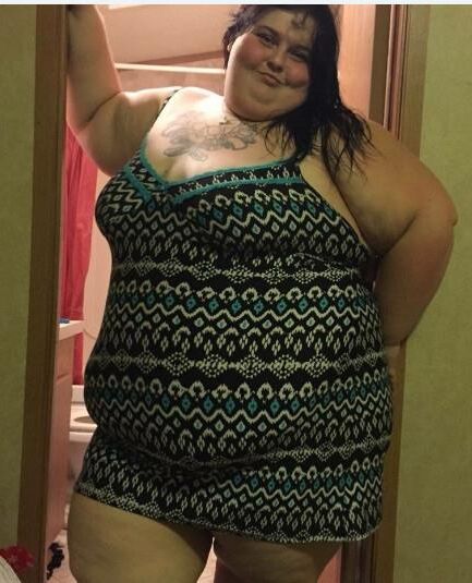 ドレスとスカートを着た大きな女性