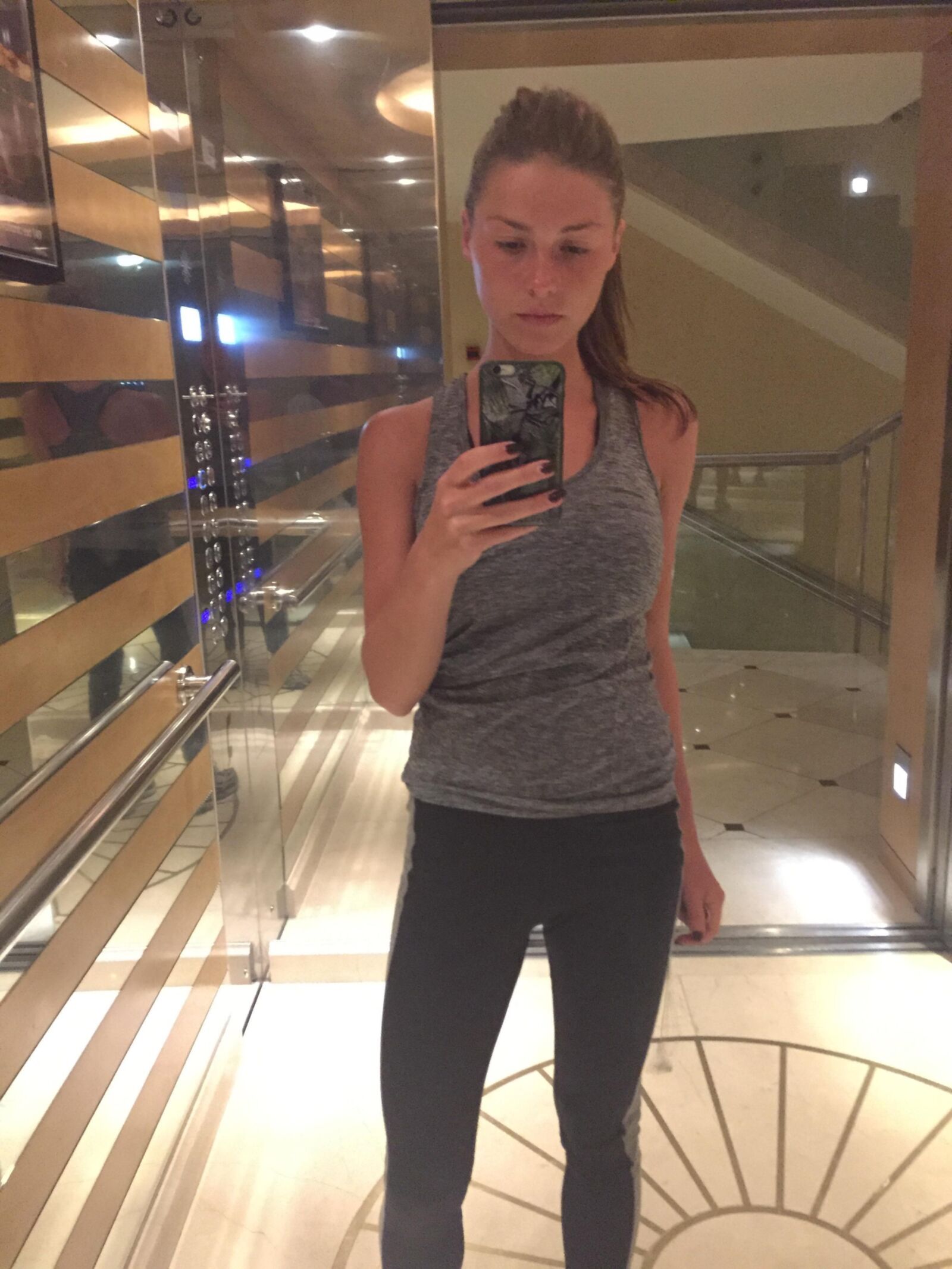 Linda chica espejo selfies desnudos