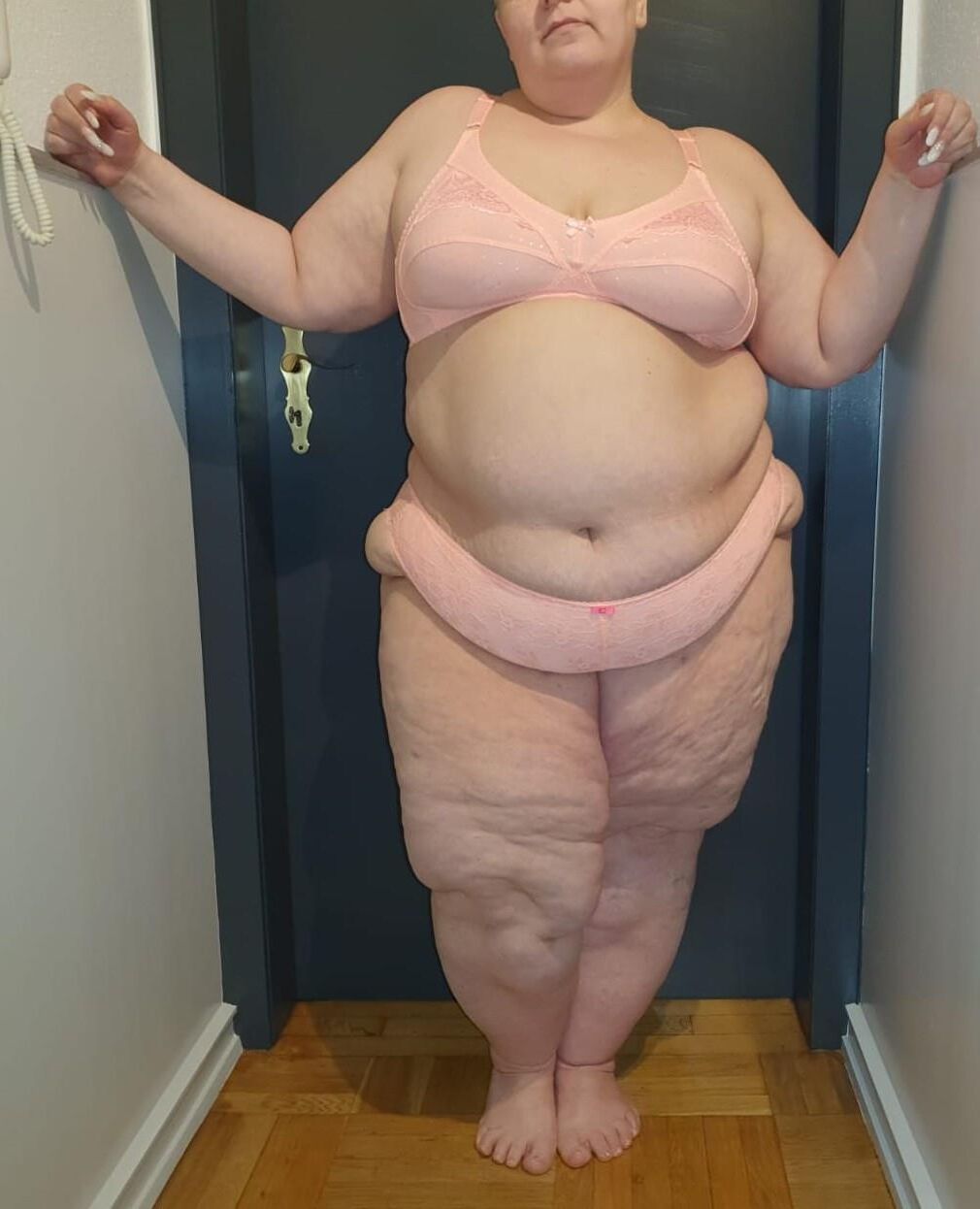 Deutsche KG Mega SSBBW zeigt einen enormen Körper