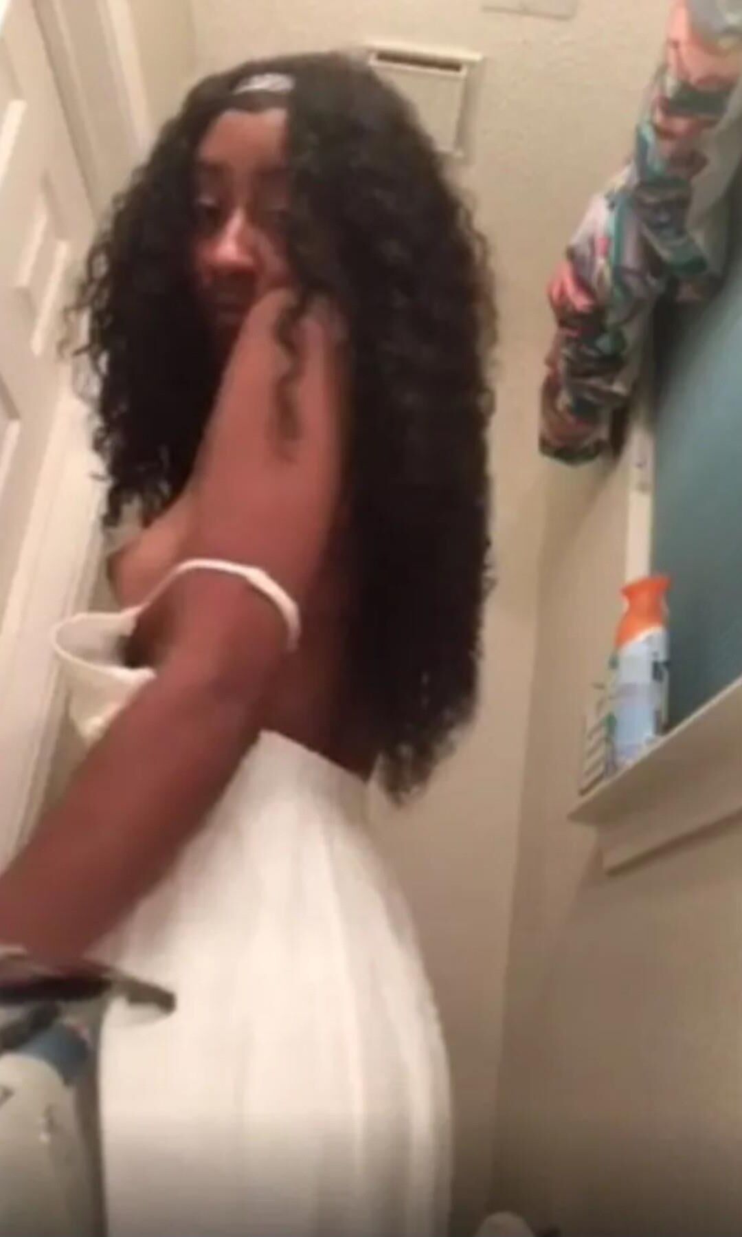 Pequeña puta de ébano en el baño