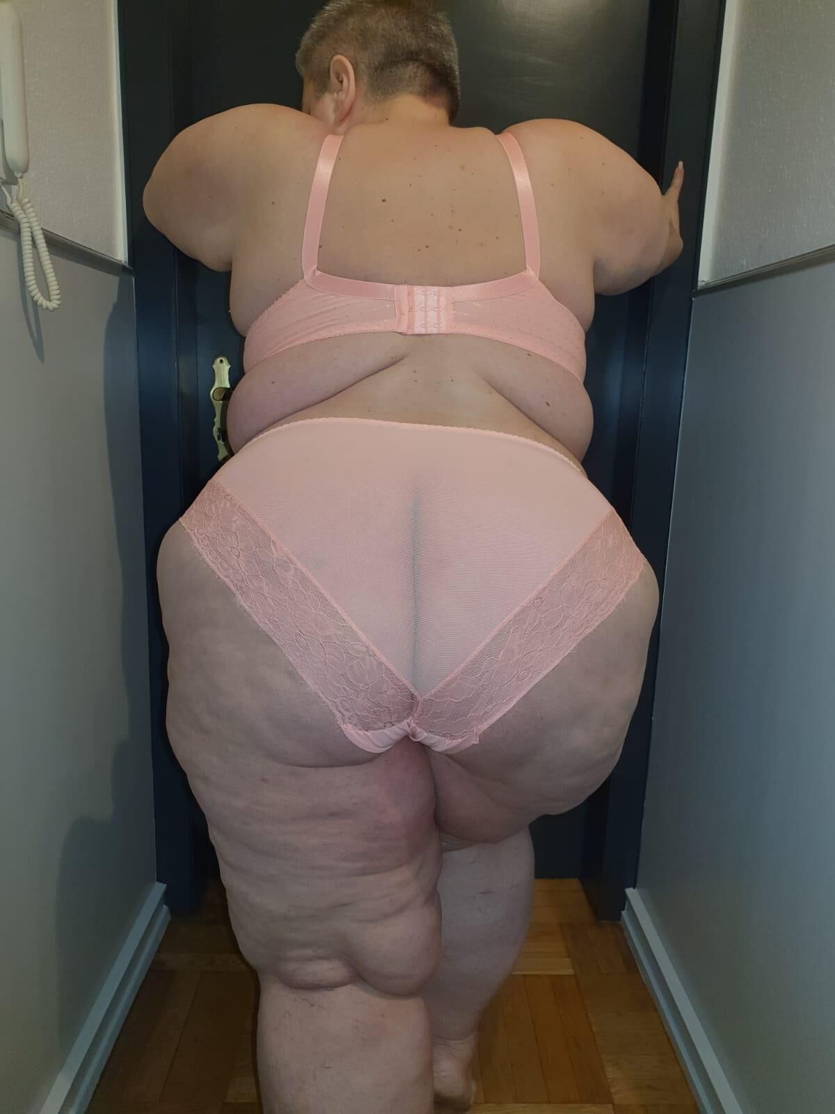 Deutsche KG Mega SSBBW zeigt einen enormen Körper