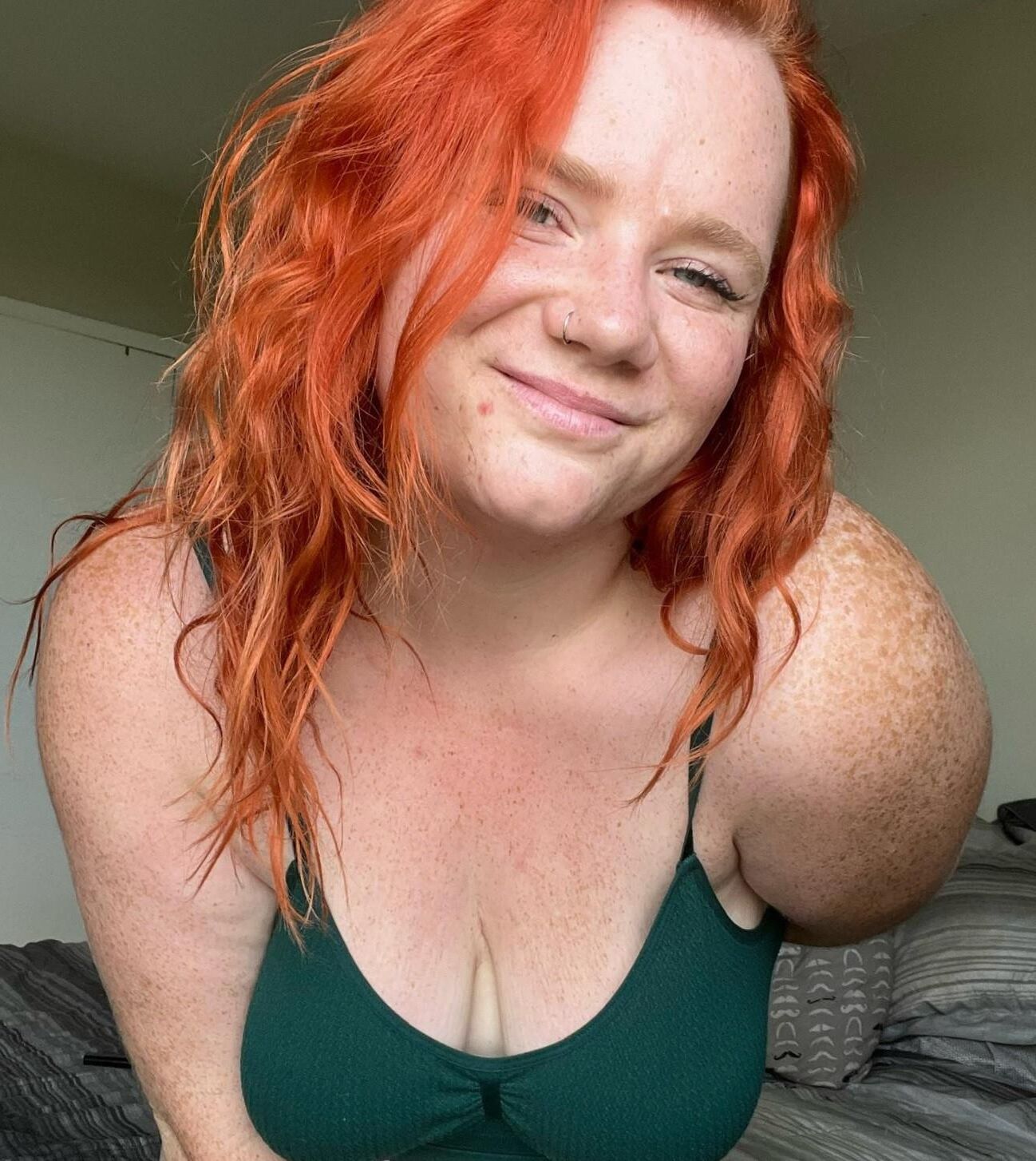 Puta gigante de jengibre con grandes tetas caídas