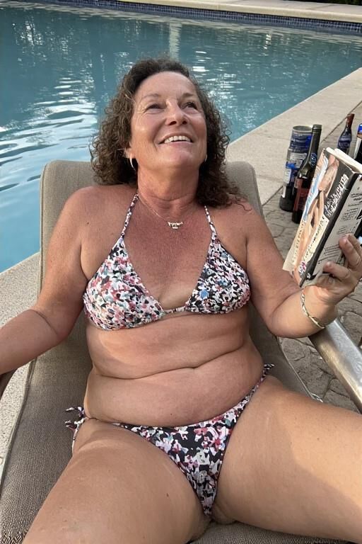 Moms ivres à la piscine