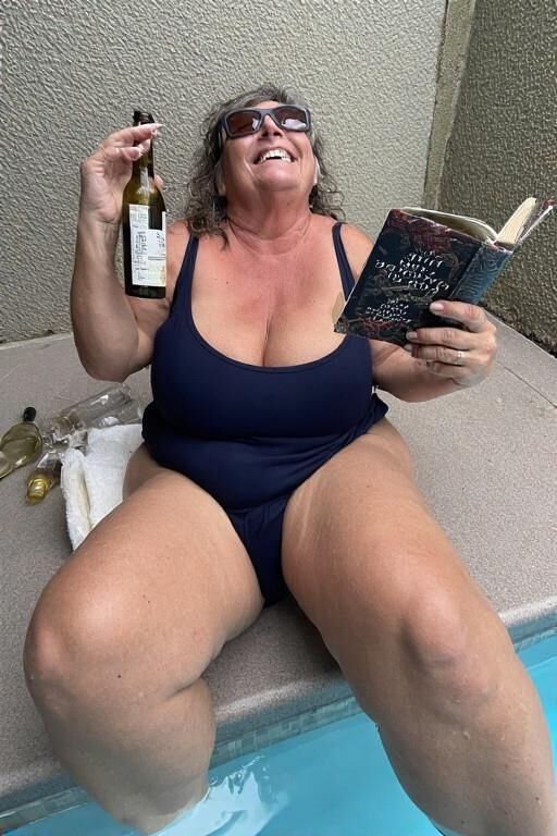 Moms ivres à la piscine