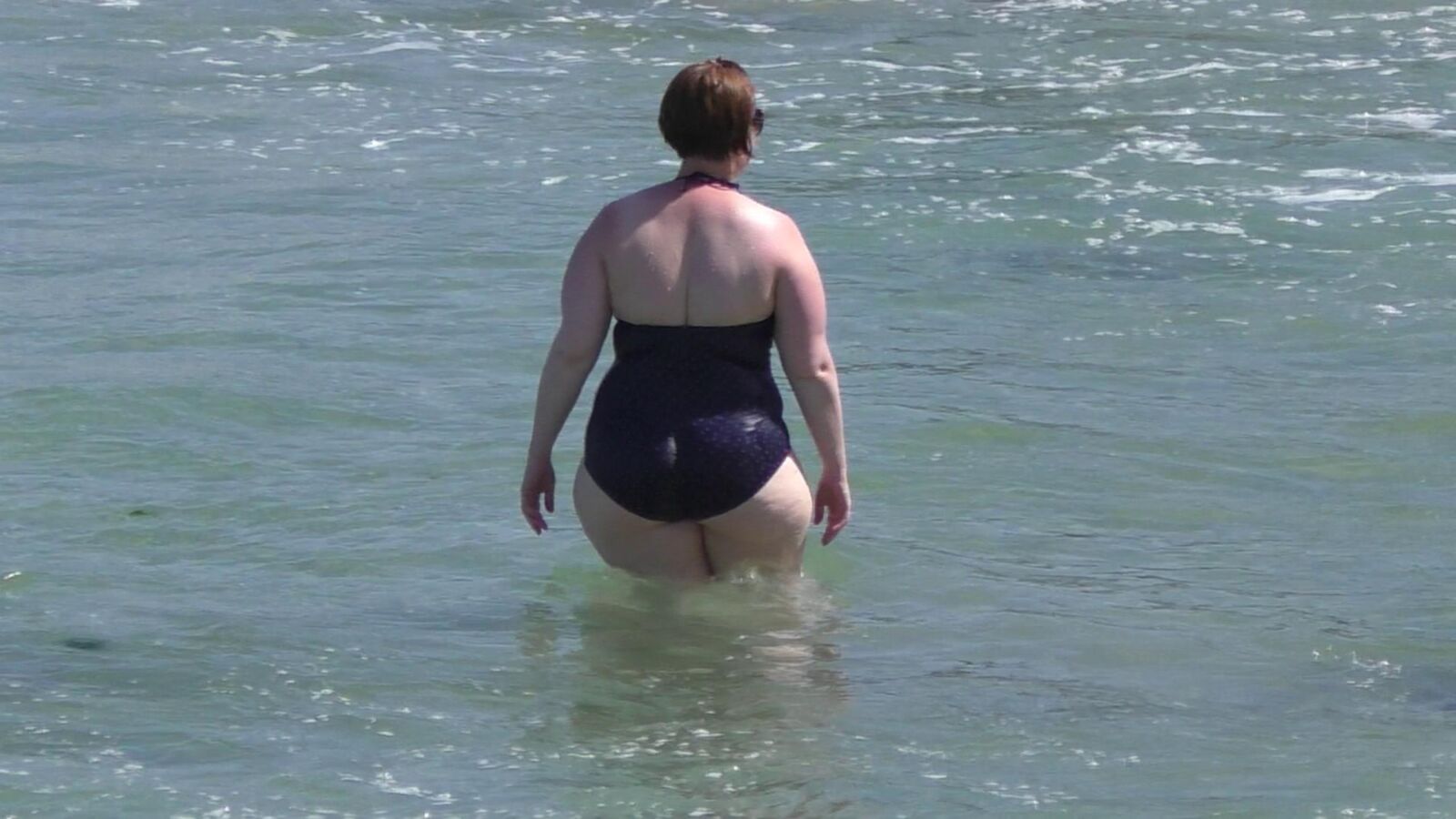 une maman avec un cul rond et large