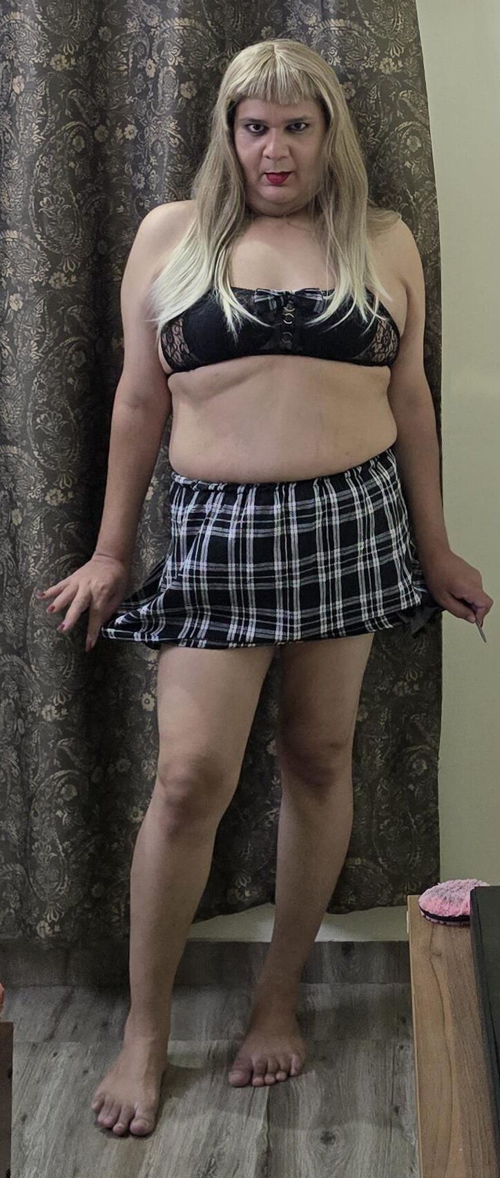 Blonde travesti Monica M aparece