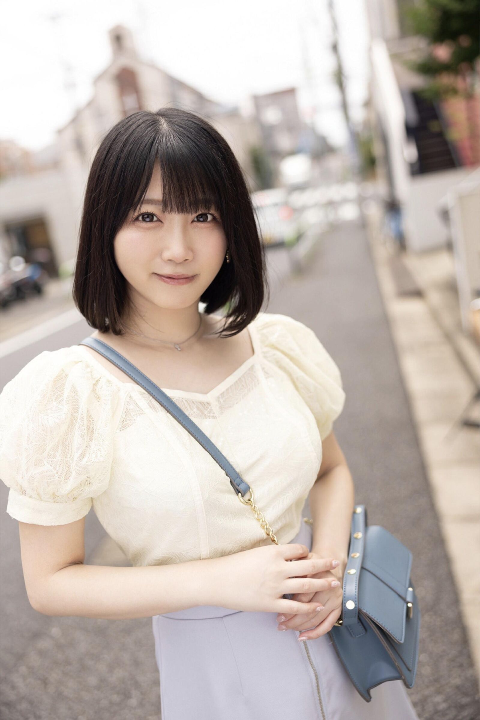 Miharu usa hält die Händegrab