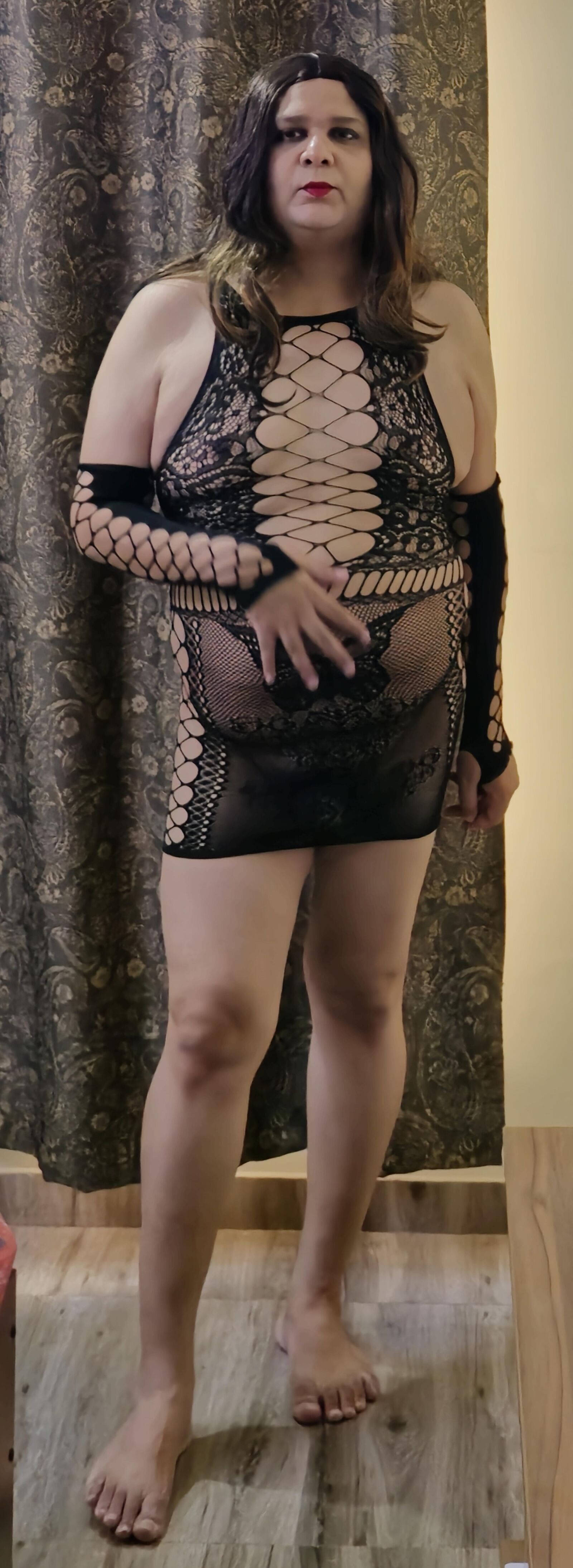 Brunette Shemale Monica M демонстрирует в мини -рыбных сети чулки